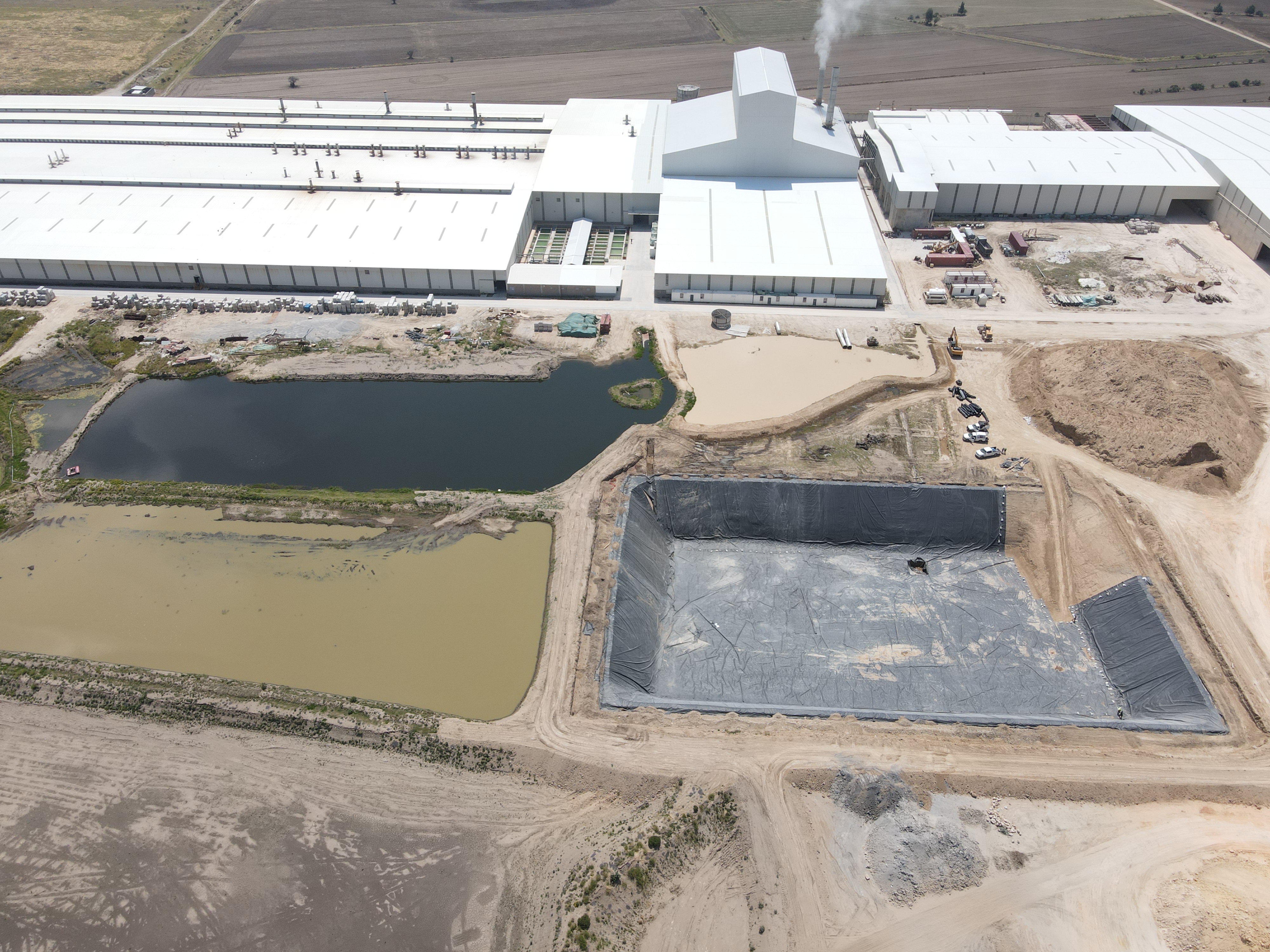 Vaso regulador con geomembrana HDPE